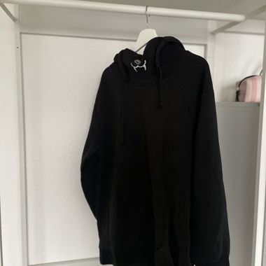Felpa nera con dettagli ali 3D (Oversized)
