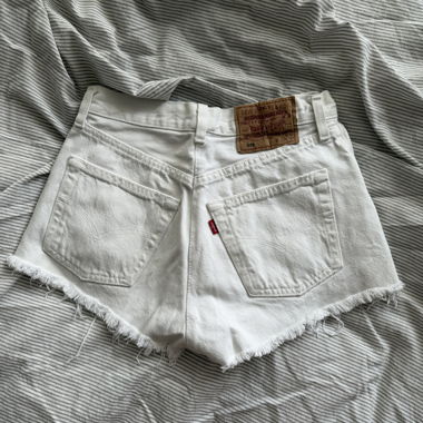 Levi’s 501 shorts in denim bianco con frange