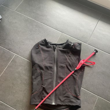 Gilet avec dorsale et cravache neuve 