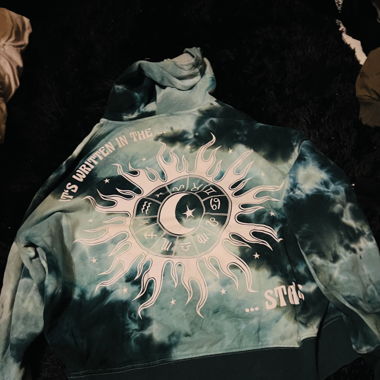 Tie-Dye Hoodie mit Sternzeichen-Motiv von Ruby