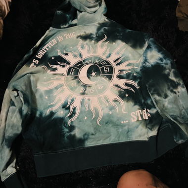 Tie-Dye Hoodie mit Sternzeichen-Motiv von Ruby