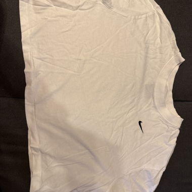 Nike White Crop Top – sporty & trendy