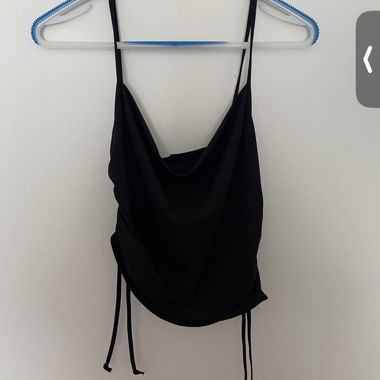 Schwarzes Crop-Top mit Spaghettitraegern