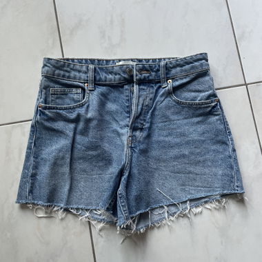 Jeans-Shorts mit Fransen