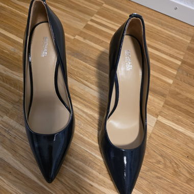Michael Kors black pumps