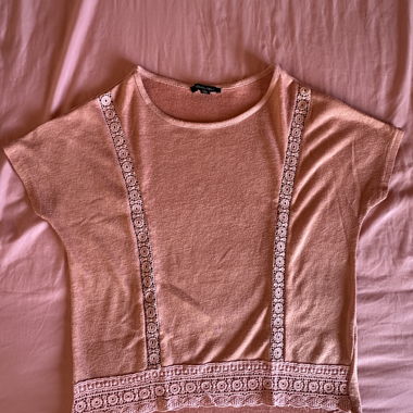 T-shirt rosa a fascia in stile pizzo