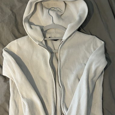 Veste à capuche blanche côtelée