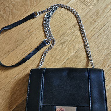 Sac bandoulière noir à chaîne
