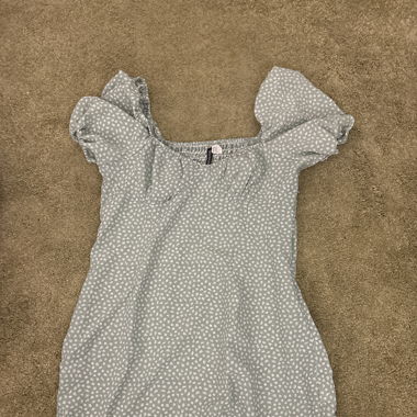 kurzes Sommerkleid mit Blumenmuster und Puffärmel