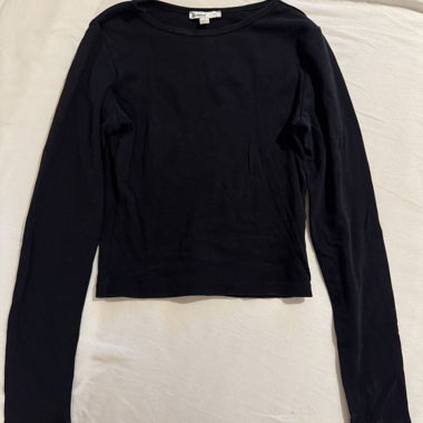 Top cropped nero a maniche lunghe