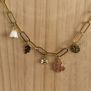 Goldfarbenes Kettenarmband mit Anhängern – handgemacht
