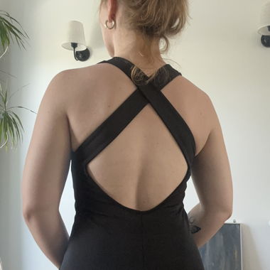 Kleines Schwarzes mit X-Rücken