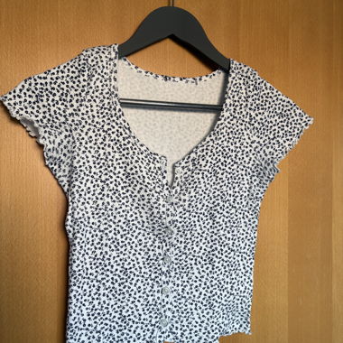 Top floreale con bottoni