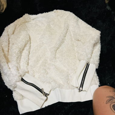 Weisser, flauschiger Pullover mit Reissverschluss