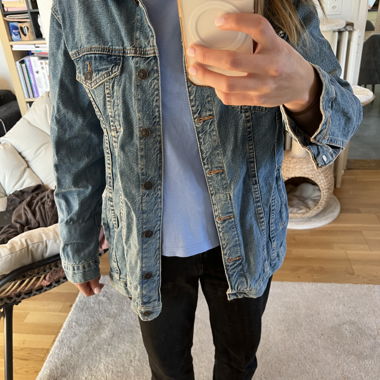 Lange blaue Jeansjacke
