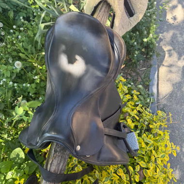 Schwarzer Dressursattel