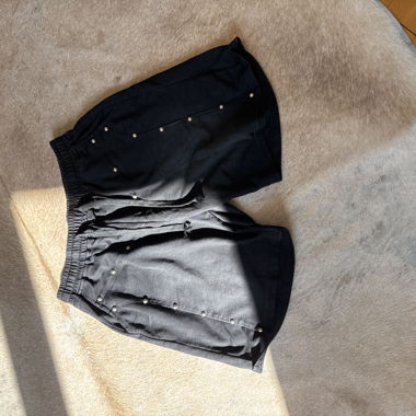 Schwarze Shorts mit Zierknöpfen
