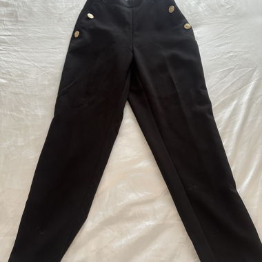 Pantaloni neri con bottoni dorati