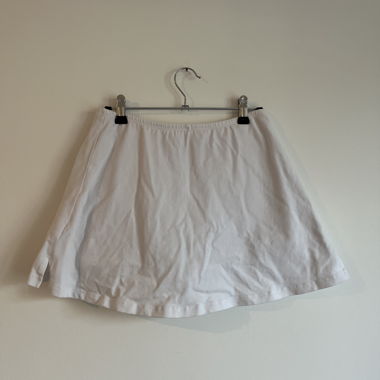 Gonna sportiva in cotone bianco con shorts