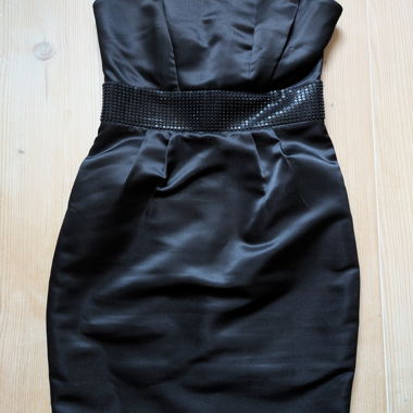 Schwarzes Minikleid