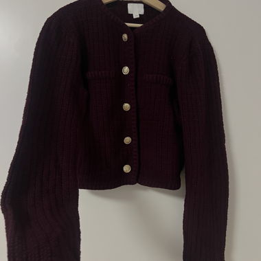 Veste en tricot bordeaux avec boutons dorés