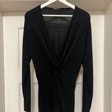 Kurzes Kleid mit Knotendetail