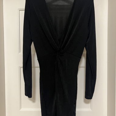 Kurzes Kleid mit Knotendetail
