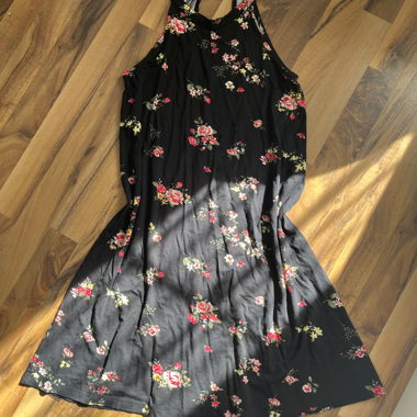 Schwarzes Blumenkleid mit Racerback