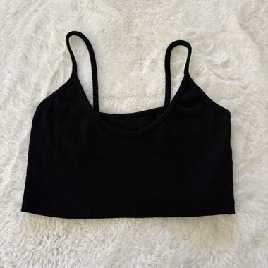 Schwarzes Crop Top mit Spaghettitraegern