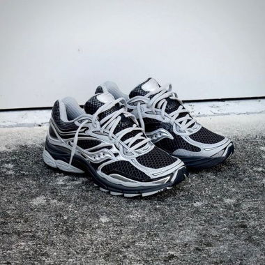 Graue Saucony Laufschuhe