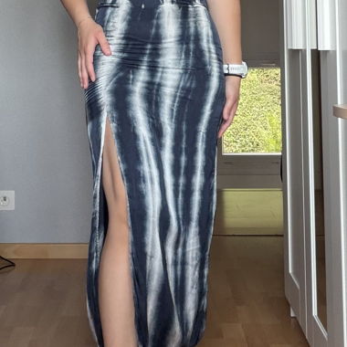 Long tie-dye skirt with slit