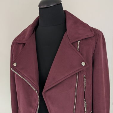 Bordeauxfarbene, kurz geschnittene Bikerjacke aus Velourslederimitat