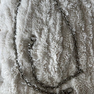 Silberfarbene Metallkette mit Karabinern