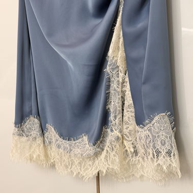 Blaues Satinkleid mit Spitze ZARA