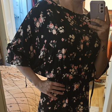 Robe noire à fleurs