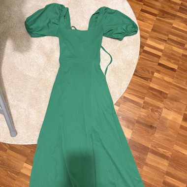 Abito verde con maniche a sbuffo