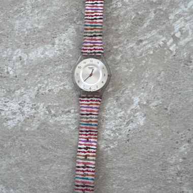 Swatch Armbanduhr mit buntem Stoffband