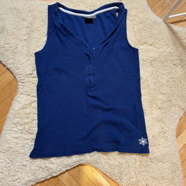 Blaue Damen-Top mit Knopfleiste