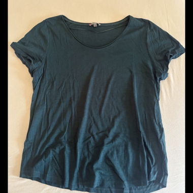 T-shirt verde scuro con scollo rotondo