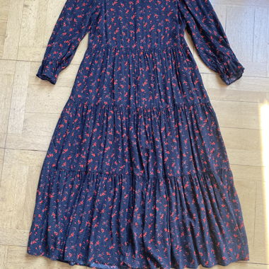 Schwarzes Midikleid mit roten Blumen