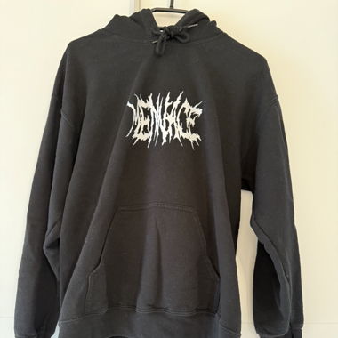 Mennace Pullover schwarz Hinterseite bedruckt 