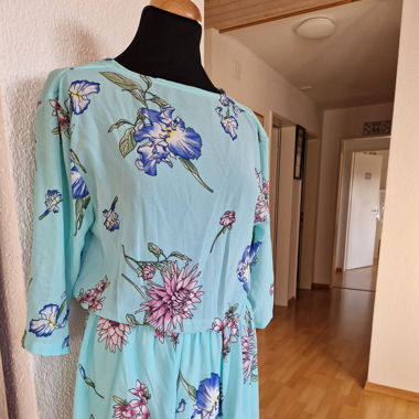 Lockerer, blumiger Jumpsuit in türkis