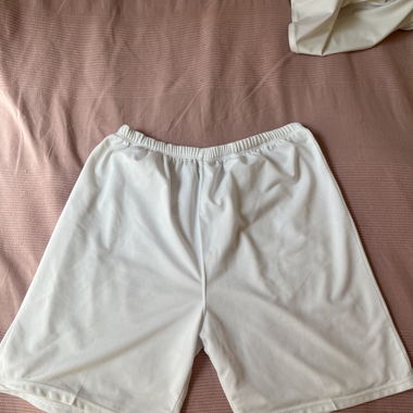 weisse Basketballshorts