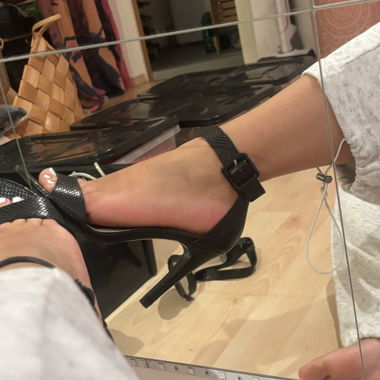 Tacchi alti neri con cinturini