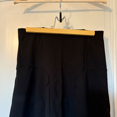 Jupe noire avec découpe sur les côtés 