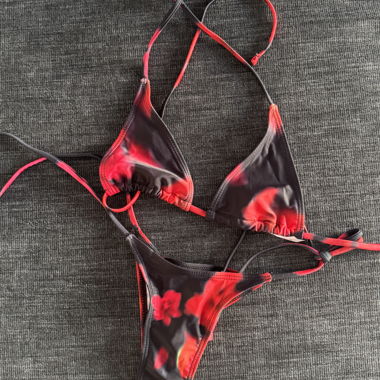 Completo bikini a perizoma floreale rosso