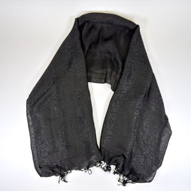 Eleganter schwarzer Schal mit Muster und Fransen