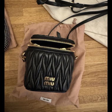 Miu Miu Umhängetasche schwarz