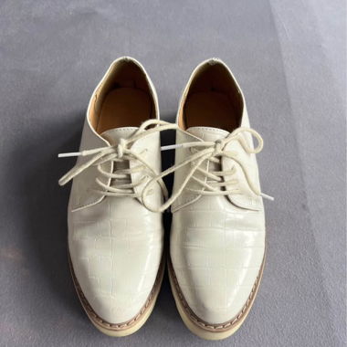 Weisse Schnürschuhe mit Profilsohle