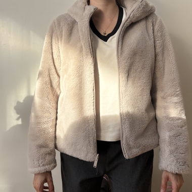 Felpa in pile beige con cappuccio